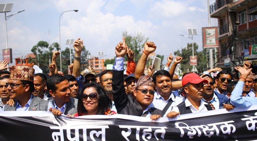 सरकारसँग भएकाे सहमतिप्रति राहत शिक्षक असन्तुष्ट, आन्दाेलन जारी राख्‍ने घाेषणा